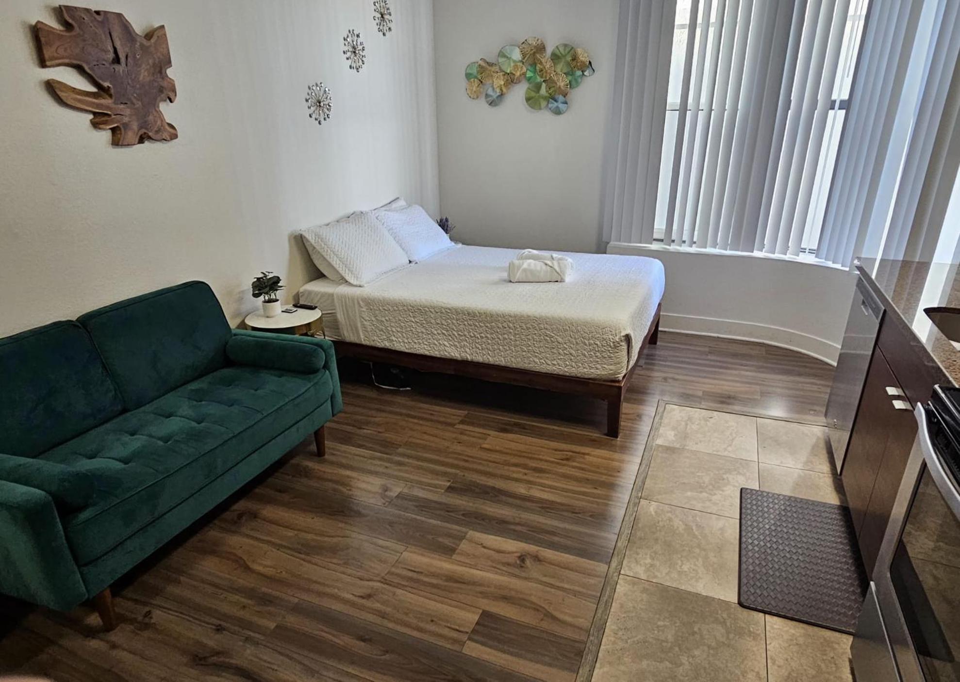 Elegant In Mdr-venice With Pool, Hottub & Gym