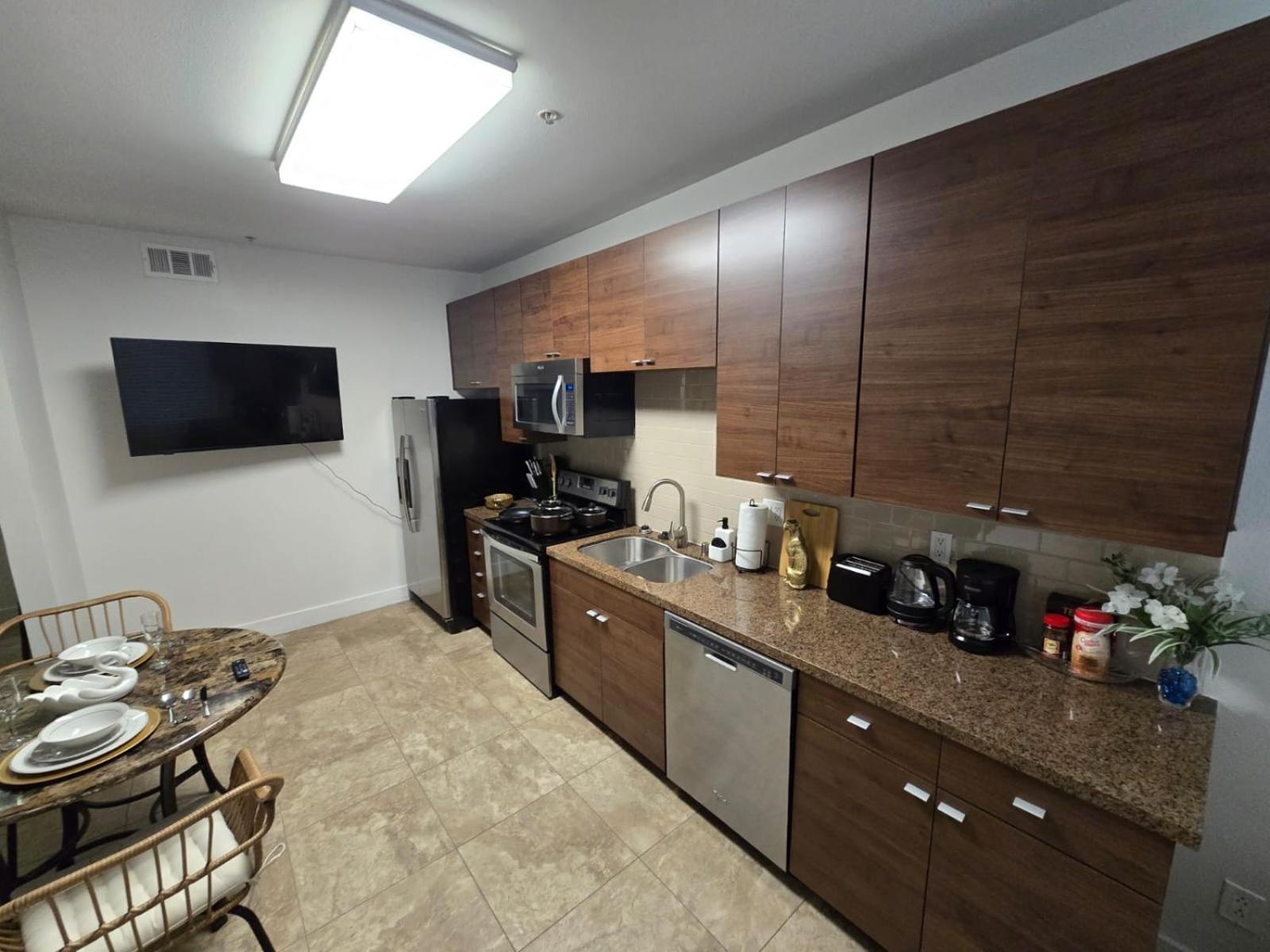 Elegant In Mdr-venice With Pool, Hottub & Gym